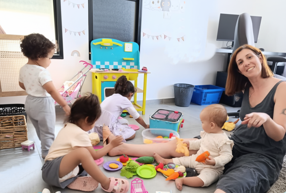 ילדות בפעוטון אם הדרך